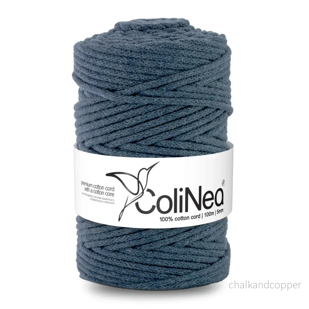 ColiNea erbjuder ett 5mm tjockt, 100m långt flätat bomullssnöre med en bomullskärna, i en mjuk ljus denim nyans. Perfekt för olika hantverksprojekt, ger det både hållbarhet och en touch av avslappnad elegans.