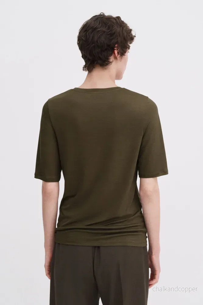 Elena Tee Dark Khaki Green Filippa K - Bild 3