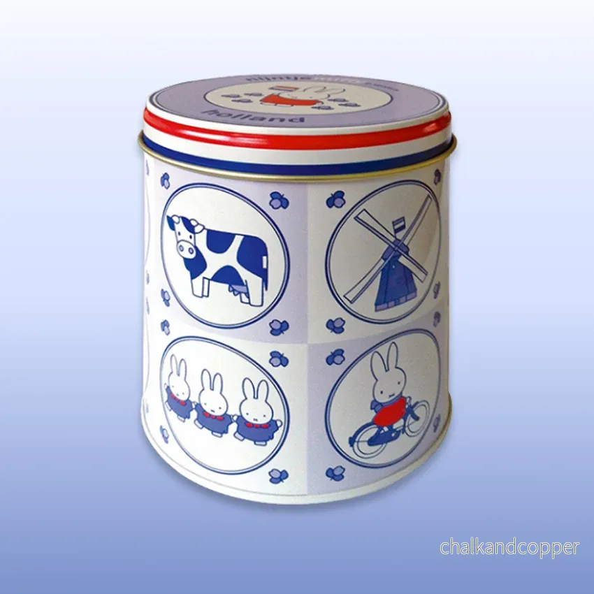Miffy® stroopwafel-/förvaringsburk – Souvenir Blue (115×100 mm) Miffy® stroopwafel-/förvaringsburk – Souvenir Blue (115×100 mm)