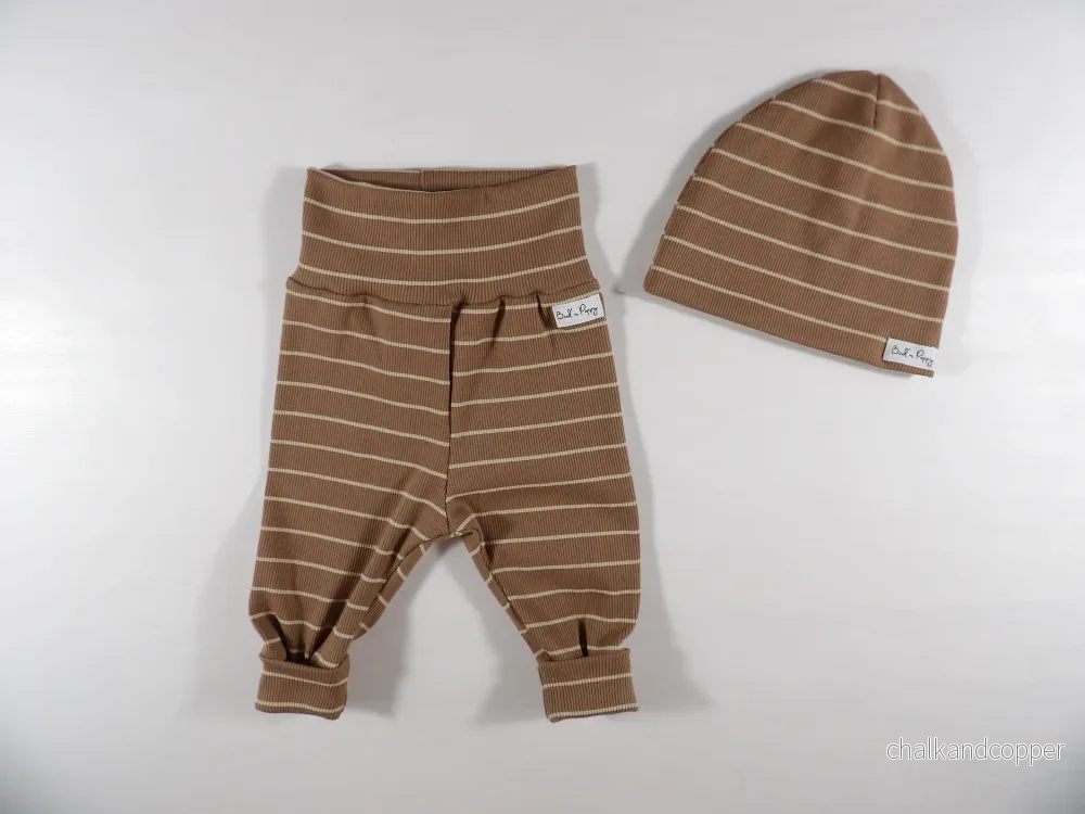 Newborn Set – Cocoa Stripe | Växa-byxa & mössa - Bild 3