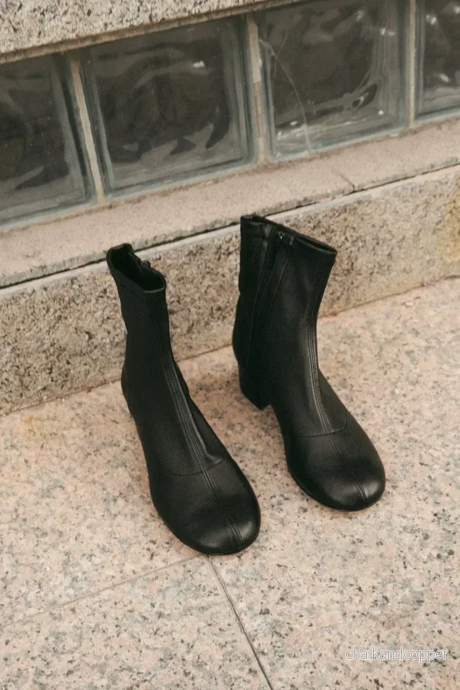 Ember Leather Black Flattered