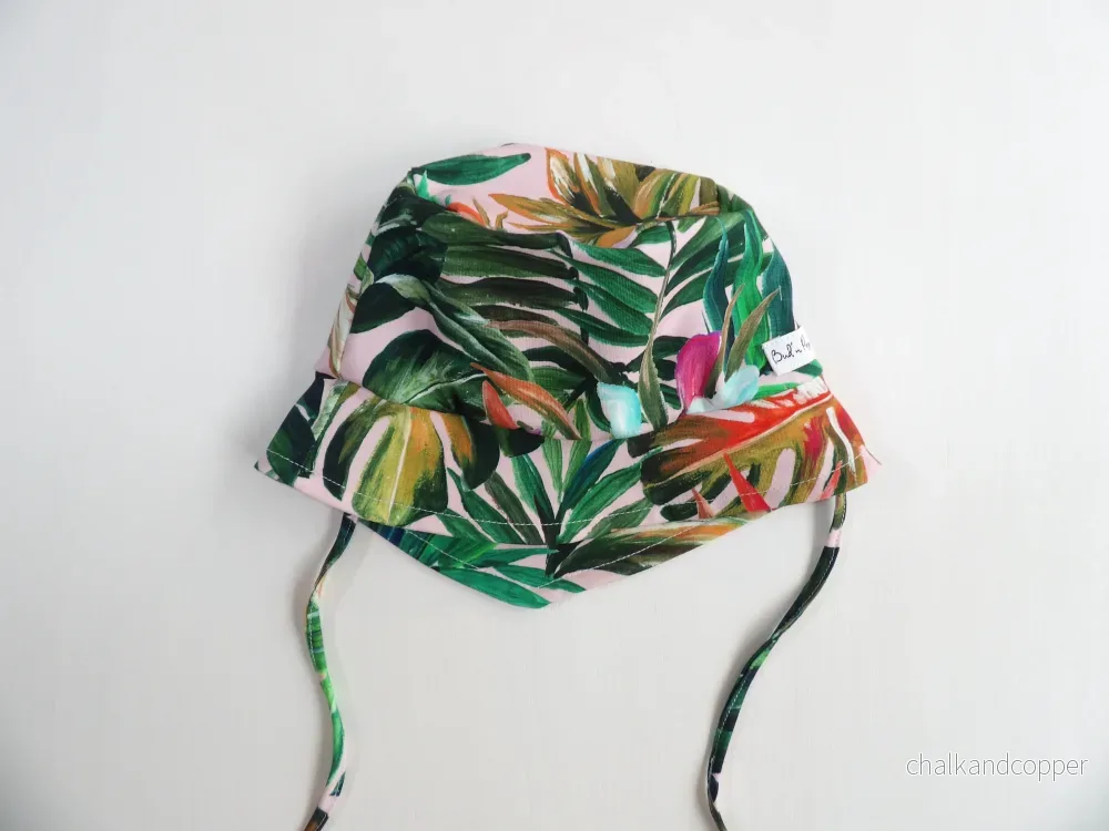 Solhatt i Trikå Tropical Garden – storlek 48/50 (ca 10-18 mån)