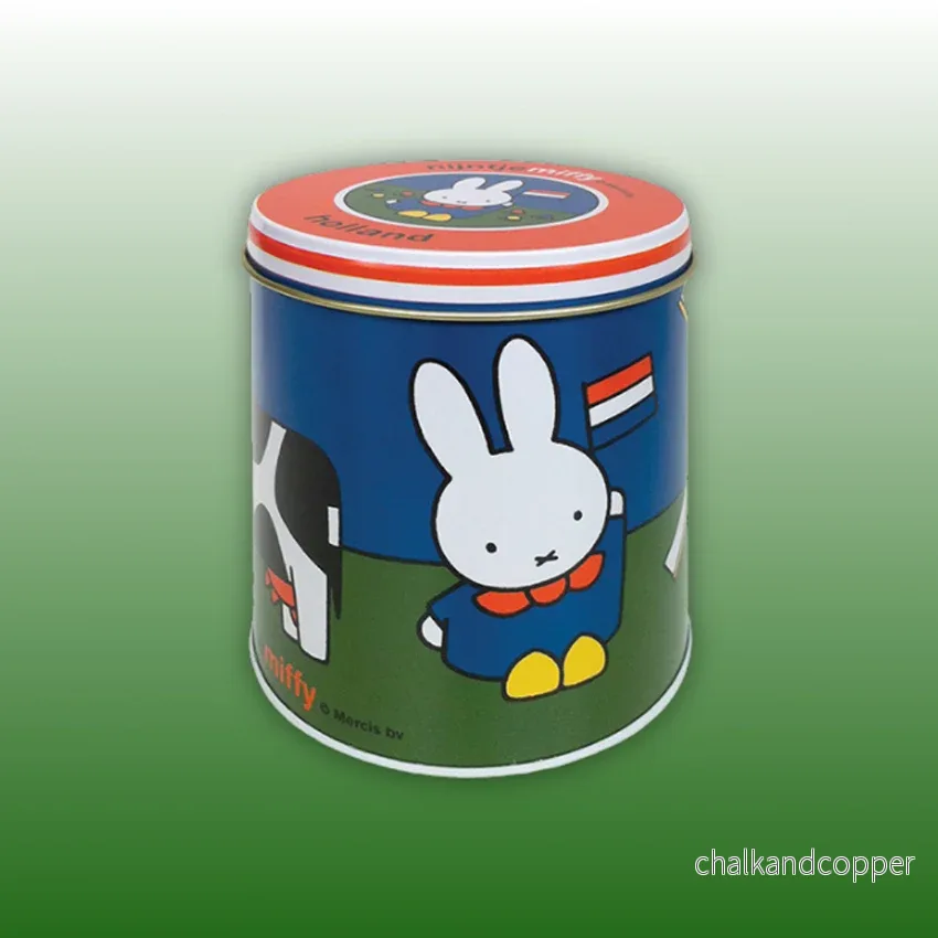 Miffy® stroopwafel-/förvaringsburk – Holländskt landskap (115×100 mm) Miffy® stroopwafel-/förvaringsburk – Holländskt landskap (115×100 mm)