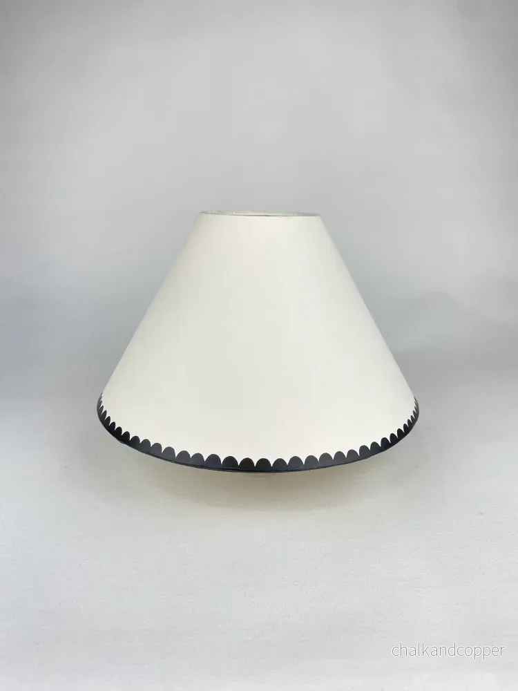 Lampskärm handmålad vit med svart pärlbård
