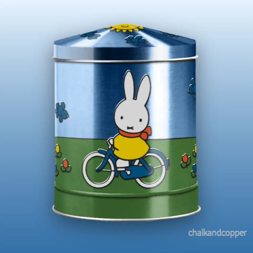 Miffy® musikspelande stroopwafel-/förvaringsburk – Miffy på cykel (115×140 mm) Miffy® musikspelande stroopwafel-/förvaringsburk – Miffy på cykel (115×140 mm)