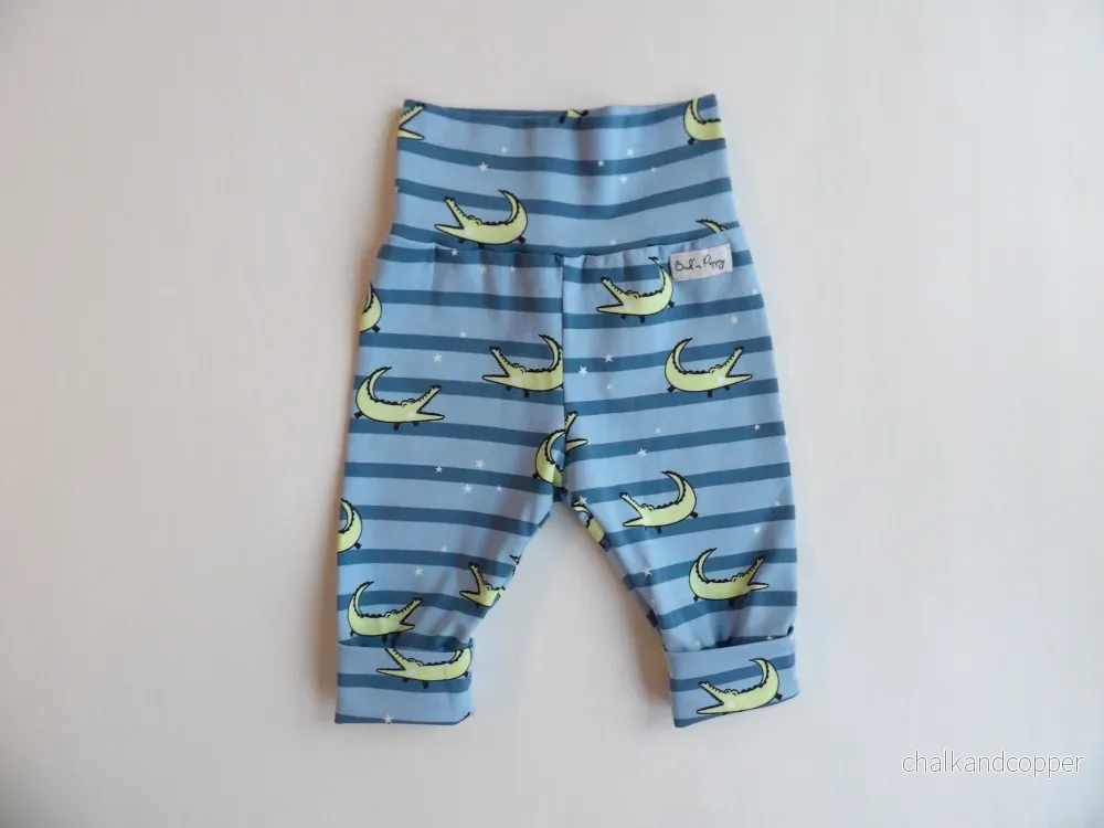 Växa-byxa Cute Crocodile Pants – storlek 50 (ca 0-1 mån) Växa-byxa Cute Crocodile Pants – storlek 50 (ca 0-1 mån)